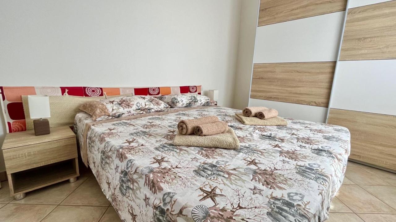 Apartamento Attici Con Terrazzo Vista Mare Calasetta Exterior foto